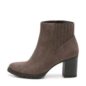 Kelly & Katie Yona Chelsea Brown Boots EUC